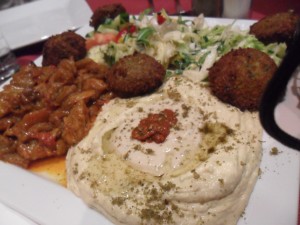 vegetarische Vorspeisenplatte mit Falafel und Hummus