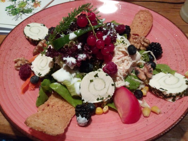 Reitersalat mit Nüssen, Beeren und Frischkäse - Reiteralm Saalbach - Hinterglemm