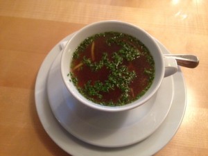 Rindsuppe mit Buttergrießnockerl - Haberl & Finks - ILZ