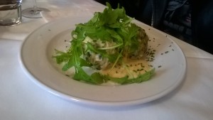 Löwenzahnknödel mit Zillertaler Bergkäse auf Spargelsauce