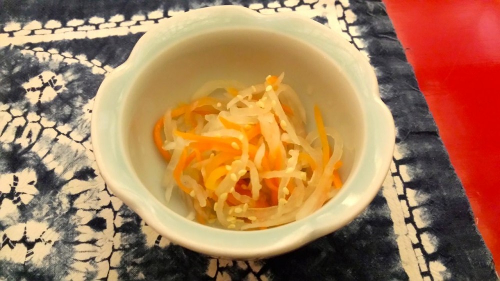 Gruß aus der Küche. Eingelegtes Gemüse mit einem Stück Fisch in der Mitte ... - Nihon Bashi - Wien