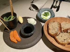 Vorweg: Gruß a. d. Küche: Körndlbrot, Lachforellensashimi, Gurke &amp; Holler, Misobutter, ...