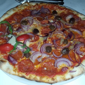 Pizza Calabrese - extra Zwiebel, Knoblauch und Oliven - PINO - Ristorante Pizzeria - Mödling