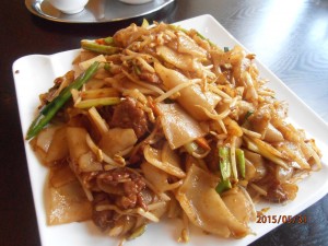 Ho Fun (gebratene breite Reisnudeln mit Gemüse und Rindfleisch)