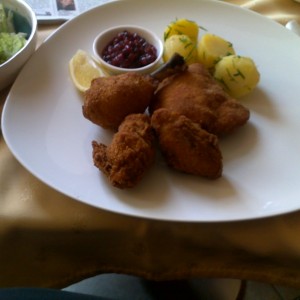 Mittags Menü EUR 11, Backhenderl, Petersilerdäpfel, gemischter Salat und da ... - Hotel-Restaurant Krainer - LANGENWANG