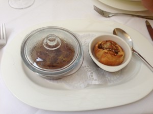 Steinpilzconsommé mit knusprigem Schinkenkipferl