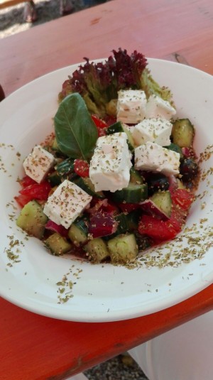 Griechischer Salat, das Streuzeug will man oder nicht...... - Donaublick Imbiss - Korneuburg