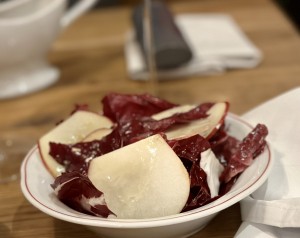 "Bittersalat mit Äpfel", interessant, aber nicht zum Gulasch - Reznicek - Wien