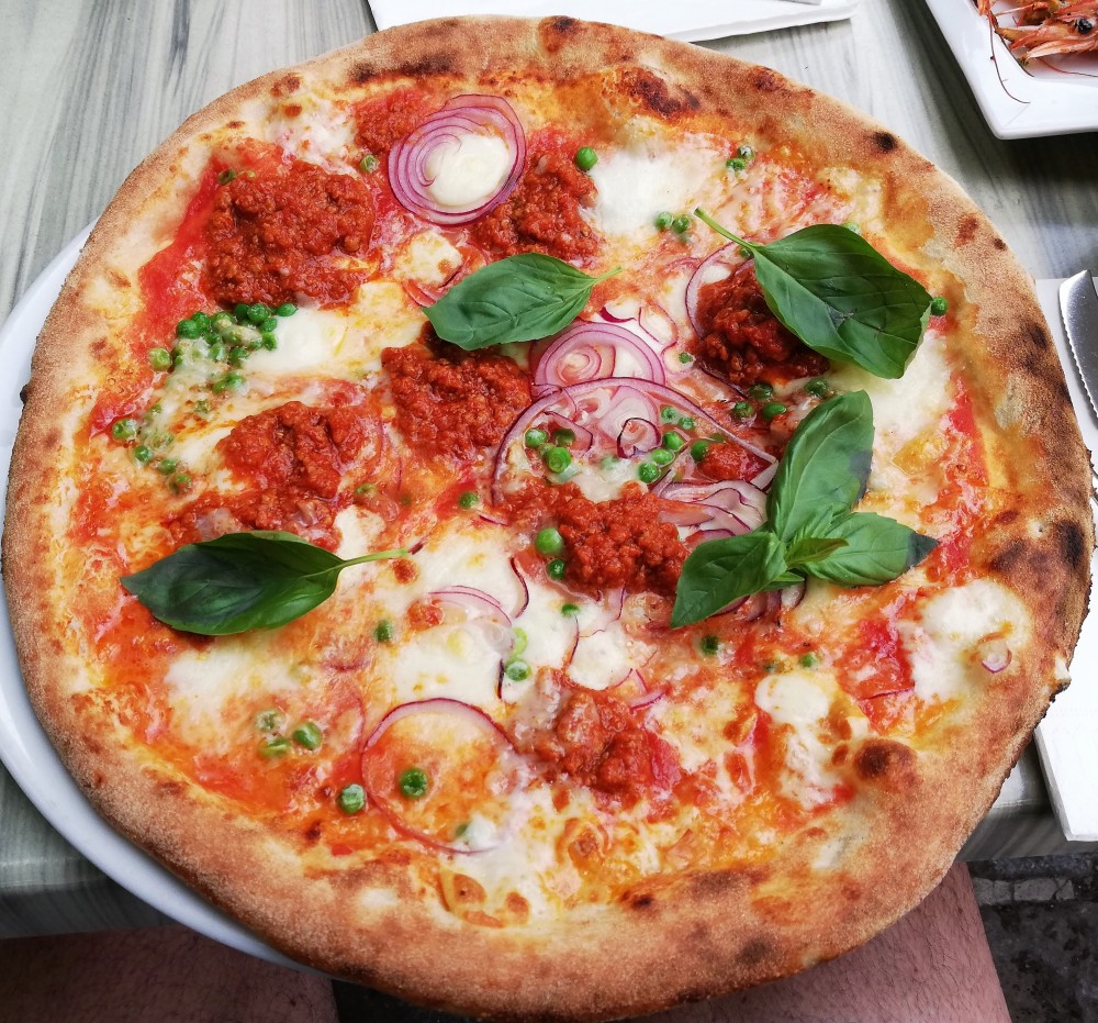 Pizza Lombarda, Paradeissauce, Mozzarella, Erbsen, roter Zwiebel, ... - Il Sestante - Wien