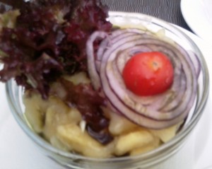 Restaurant Pan Erdäpfelsalat mit Kernöl zu Wiener Backhendl