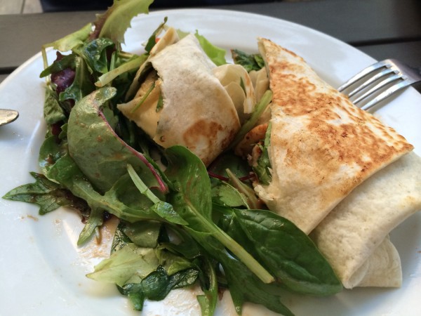 Chicken Wraps mit Parmesan Sauce und Salat  - DSCHUNGEL deli - Wien