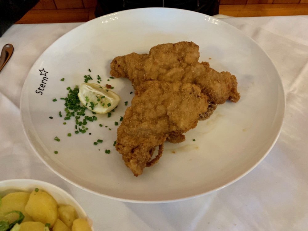 Budapester Schnitzel (in diesem Fall vom Kalb), mit Speck und Zwiebeln ... - Stern - Wien