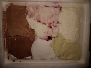 vlnr oben: Nougat, Amarena-Kirsch, Weiße Schokolade - vlnr unten: Dunkle ... - Eis Pflug - Wien