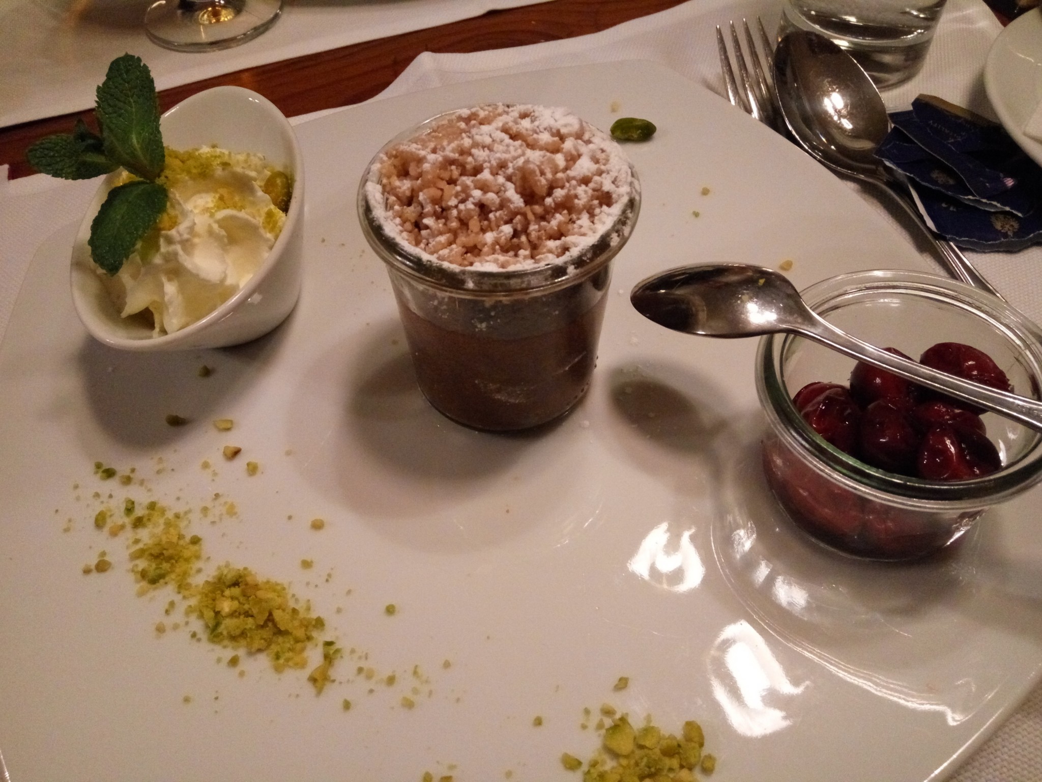 Schokosoufflé mit Maronireis, Weichseln und Pistazienobers - Gerstners Landhaus - Wien