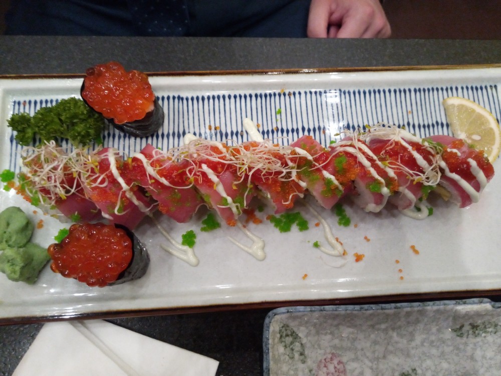 Spicy Tuna Roll + 2 extra servierte Ikura-Maki auf den Teller gelegt - SURA - Wien