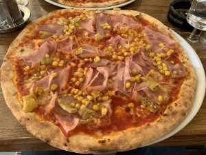 Pizza Contadina (Schinken, Speck, Mais, Pfefferoni). Teig dünn und gut, Qualität des Belags ...