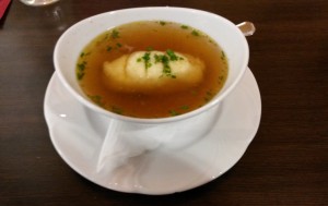 Grießnockerlsuppe - Cafe & Restaurant Strindberg - Graz