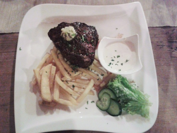 Filetsteak 350g mit Pommes - American Roadhouse - Graz