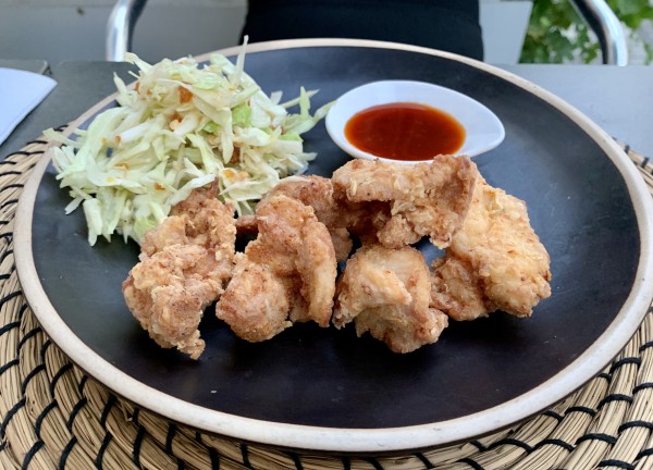 Crispy Chicken mit Chilisauce und Krautsalat, exzellent - modern korean - Wien