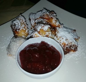 Karamellisierter Kaiserschmarrn mit Zwetschkenröster und 1 Kugel Mohn/Honig Eis - Landgasthof "Zum schwarzen Adler" - Altenmarkt / Triesting