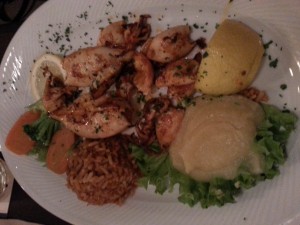 Calamari gegrillt mit Gemüsereis und Knoblauchpürree