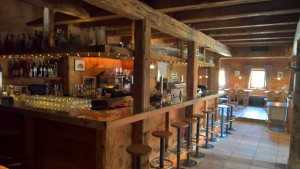 Im Sommer bekommt man problemlos einen Platz an der Bar :-) - Rud Alpe - LECH am Arlberg