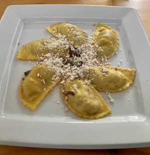 Panzerotti ai funghi porcini - Ravioli mit Steinpilzen gefüllt, serviert auf geriebenen Nüssen ...