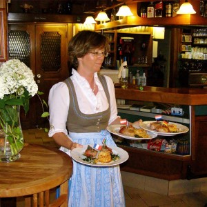 Die Hauptspeise wird serviert - Alpengasthof Enzian - Mönichkirchen