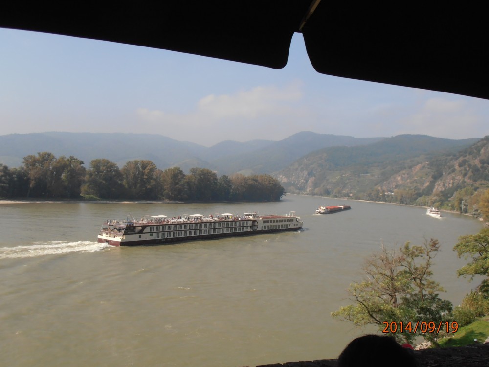 Zwischendurch ein Blick auf den Donauschiffsverkehr. - Hotel Schloß Dürnstein - Dürnstein