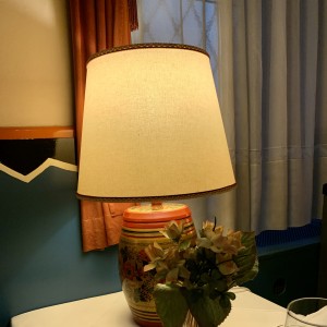 Ambiente am Tisch, bitte weg mit den künstlichen Blumengestecken! - Restaurant Feuervogel - Wien