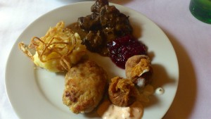 Kalbsbutterschnitzel mit Backzwiebel und Kartoffel-Selleriepüree, Rehragout mit ...