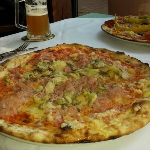 Pizza Fiorentina mit extra viel Knoblauch EUR 9,00 leider mit Dosenchampignons - Marino Pizzeria Trattoria - Wien