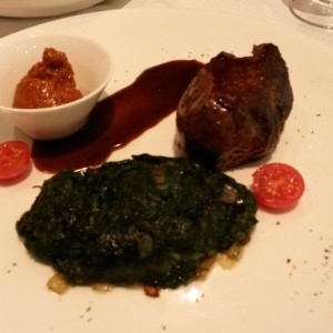 Filetsteak vom argentinischen Rind mit Spinat und Pommes (sind auf dem Foto ... - Fleming´s Brasserie & Wine Bar - Wien