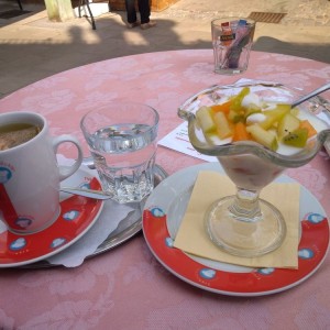 Kamillentee + Joghurt mit Früchte - Trahbüchler - BADEN bei Wien