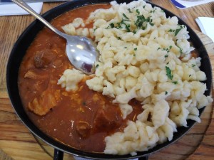 Schweinsgulasch mit Butternockerl (Menü) - Café Restaurant Pan - Wien