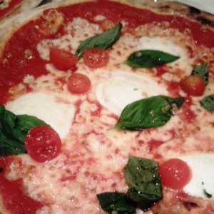 Margareta - Pizza 'Bufala' mit Paradeiser, Mozzarella, Büffel-Mozzarella, ... - Margareta - Wien