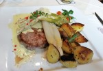 Rosa gebratenes Jungkalbinnen-Beiriedsteak mit Spargel, Sauce Bernaise und ... - Feldkirchnerhof - Feldkirchen