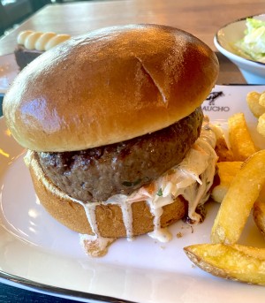 Saftiger Burger mit Coleslaw