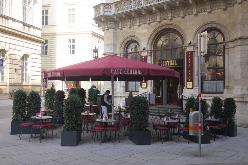 Café Central - Kleiner Gastgarten vor dem Eingang - Café Central - Wien