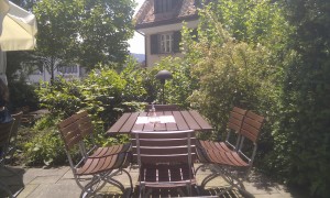 Sonnenschein im lauschigen Gastgarten.