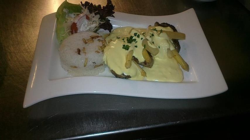 Spargelzeit - Schweinslungenbraten mit Spargel und Pinienreis - Wiesenstadt Restaurant - Wien