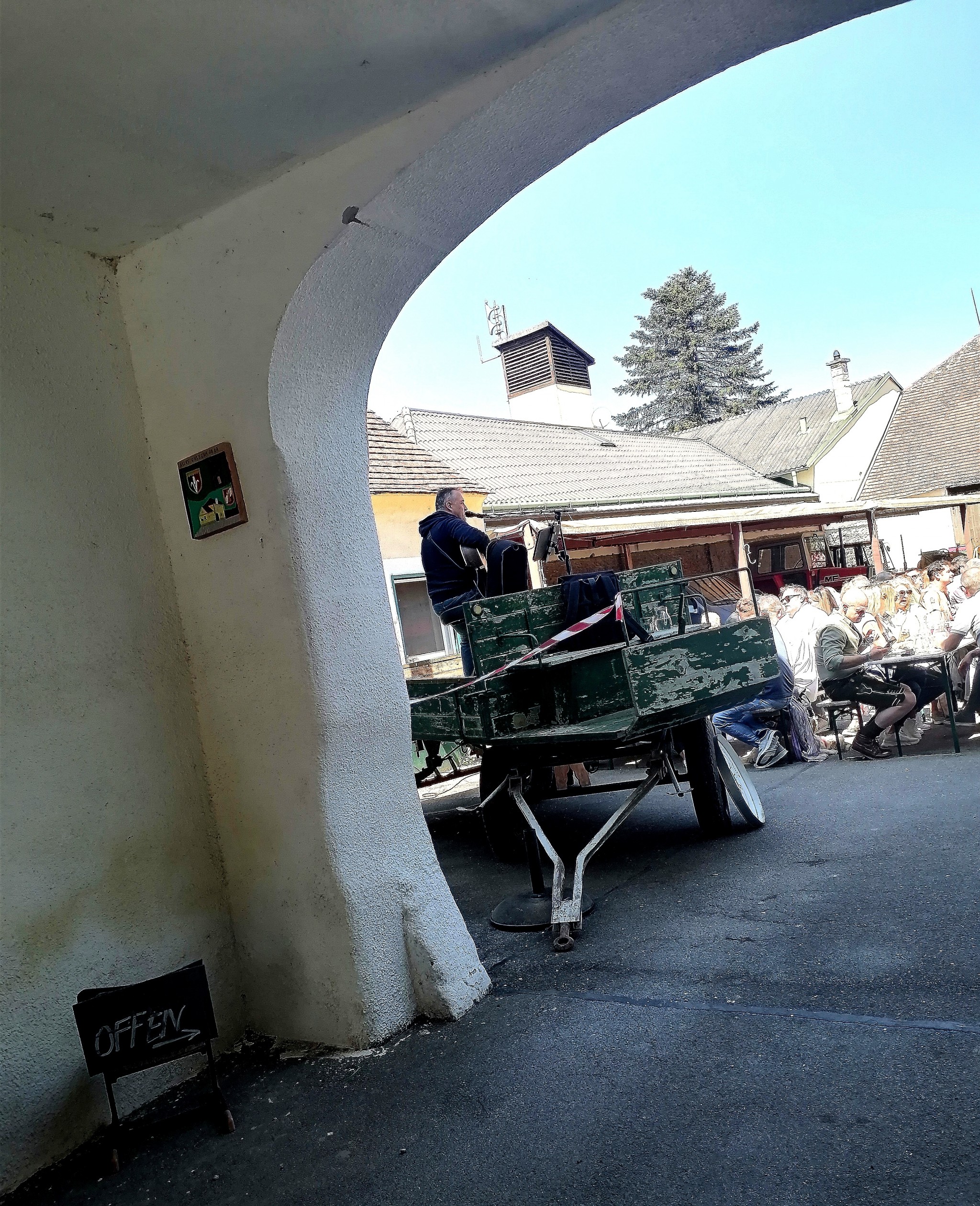 Der Musiker hoch am Anhänger, die Gäste im gut gefüllten Innenhof.... - Wiesmayer - Hennersdorf