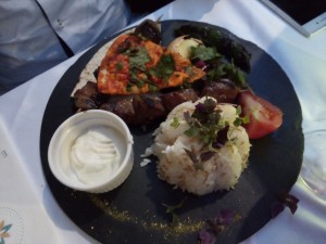 Shish Lahme (Lammspieße mit Reis, Grillgemüse und Knoblauchdip) - EUR 14.90 - Elissar - Wien