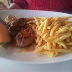 Schweinefilet vom Grill mit heller Protweinsauce, Kräuterbutter, Pommes ... - Traube - Bildstein