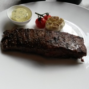 Flank Steak, 300 g mit Kräuterbutter - DSTRIKT - Wien