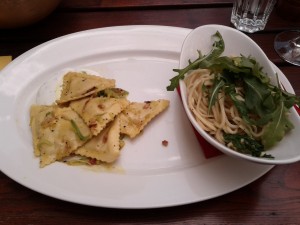 Hühnerravioli mit Sauerrahm und Curry neben Spaghetti aglio, olio e peperoncino - Pasta... e Basta - Wien