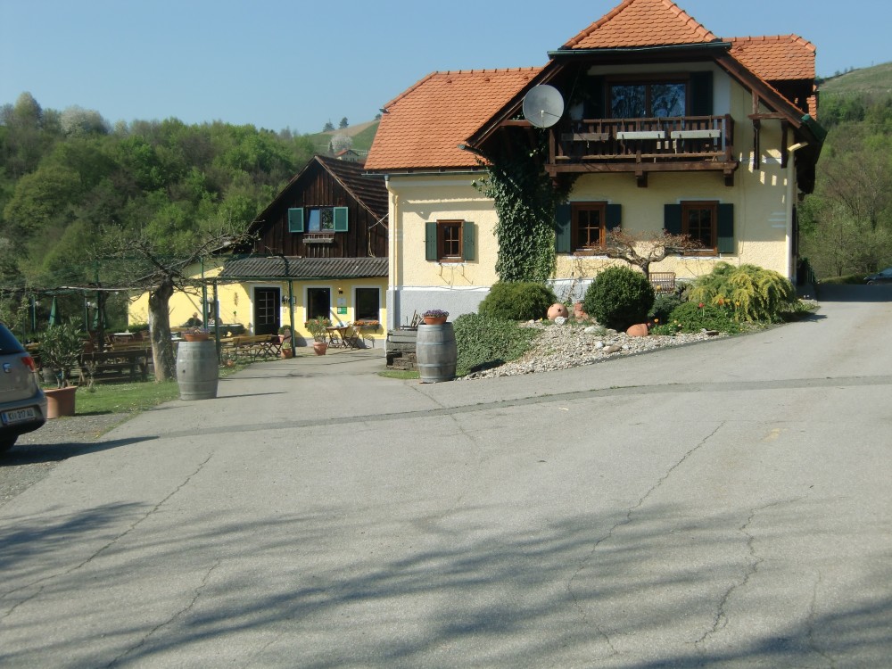 Buschenschank mit Gastgarten, daneben das Gästehaus - Weingut Buschenschank Lorenz - Kitzeck im Sausal