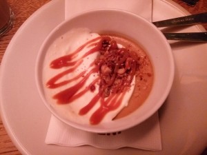 Caramel Creme Brûleé mit Schmand und Nüssen - NENI - Wien