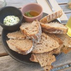 Gedeck - Brot | Olivenöl | Frühlingsaufstrich - Gasthaus Ziegelwerk - Wimpassing a. d. Leitha
