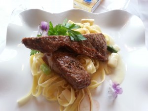 Rosa gebratene Beiriedschnitte auf Tagliatelle mit Spargelsauce